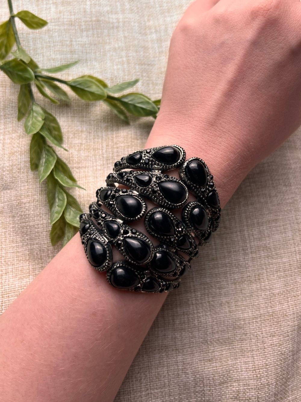 VINTAGE Dark Silver Bangle Bracelet with Gothic Black Onyx Teardrop Stones